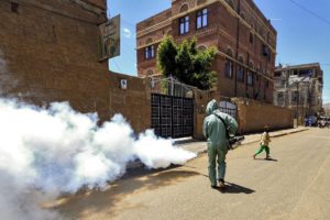 A local administration worker fumigates a neighbourhood in Yemen's Huthi rebel-held capital Sanaa (March 2020) ©Mohammed HUWAIS / AFP