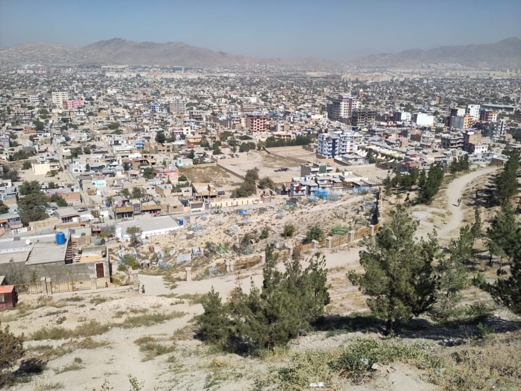 Bird's-eye view on a city with mountains in the background.