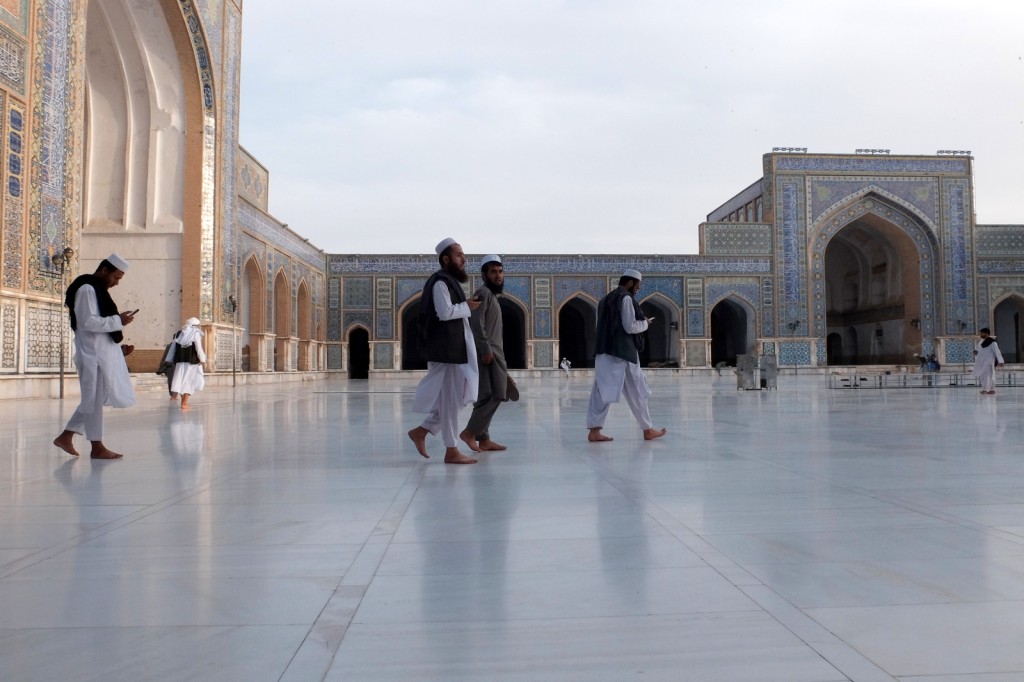 Worshippers at the Herat Mosque, Afghanistan. Photo credits: Giuliano Battiston.